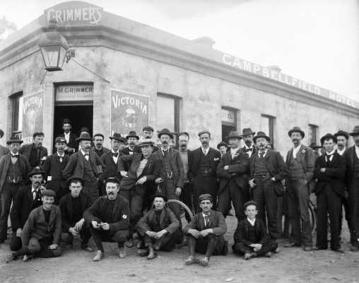 Group of men posed outside Grimmer&rsquo;s Campbellfield Hotel.