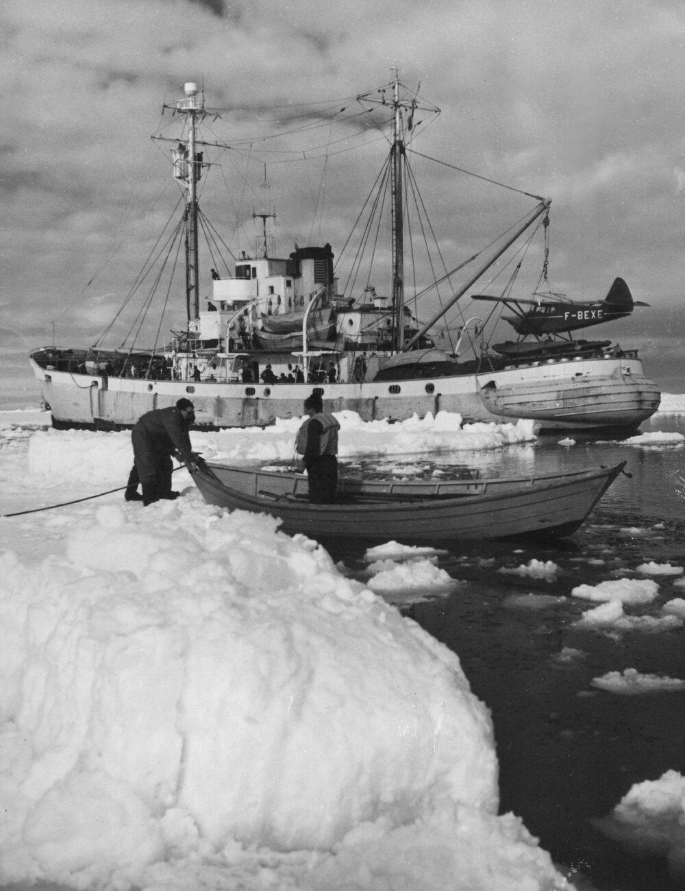 Commandant Charcot loading supplies