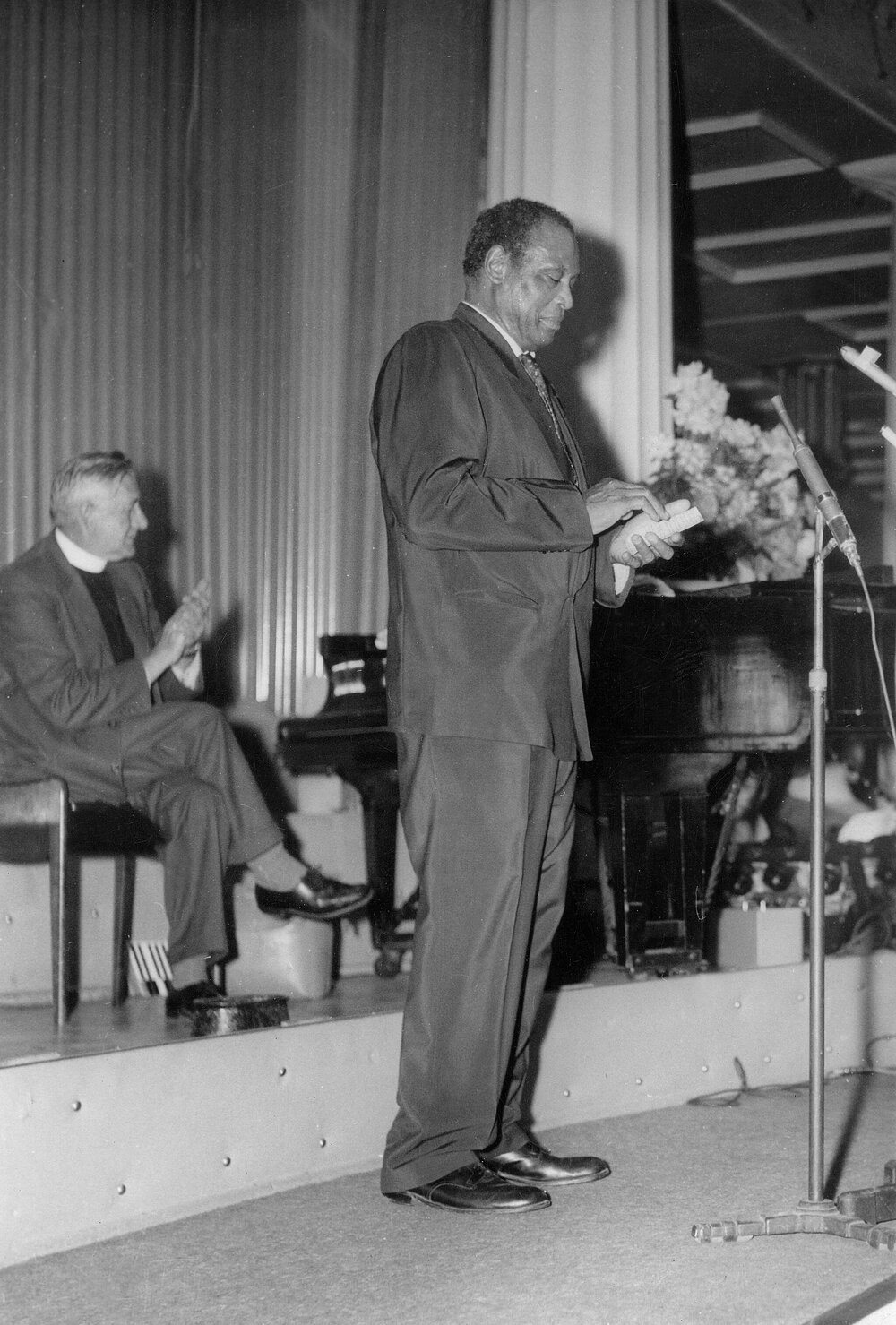 Paul Robeson speaking at a reception in Melbourne in 1960.