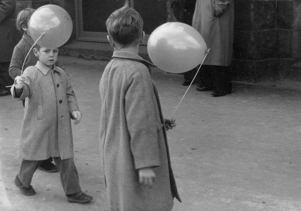 Children holding balloons at a "No Hiroshimas" demonstration