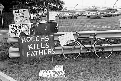 "Hoechst kills fathers" banner at the Hoechst chemical plant picket line, 23rd October 1990.