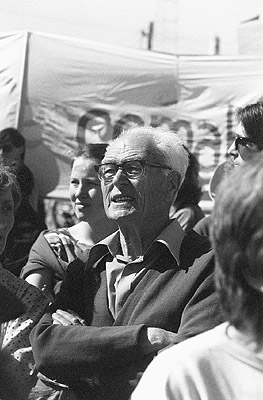 Tom Hills at U.S. warship protest, Station Pier, October 1986.
