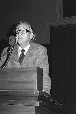 Tom Uren at anti-uranium mining meeting, 9th October 1976