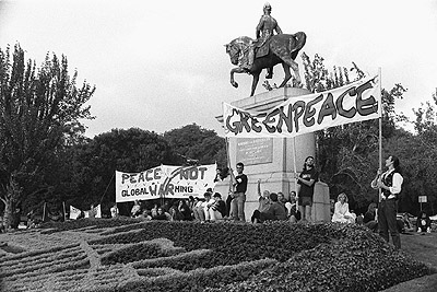 Greenpeace banner at Persian Gulf war protest march, 18 January 1991.