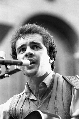 Tim O'Brien singing at an Anti-Uranium Rally, 1981.