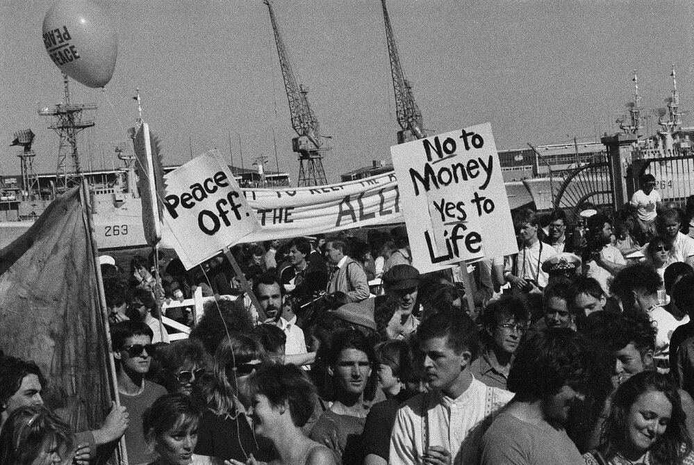 Banners at U.S. warship protest, Station Pier, October 1986.
