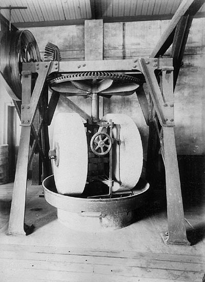 Mill for grinding drugs