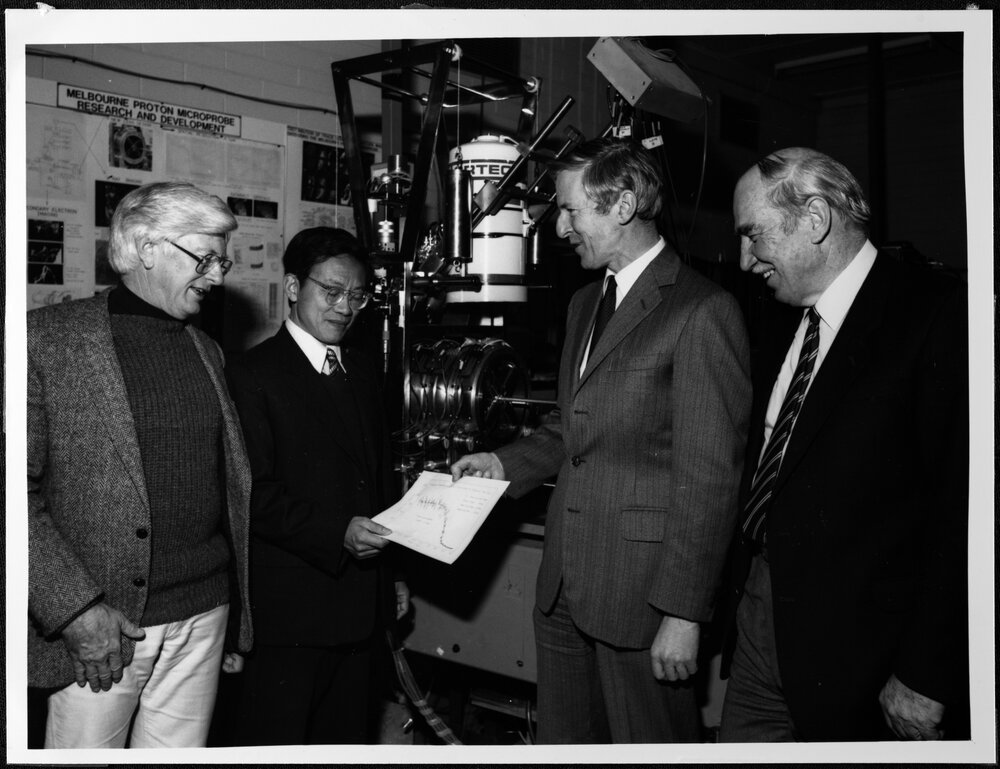 Proton Microprobe. Chinese visitor