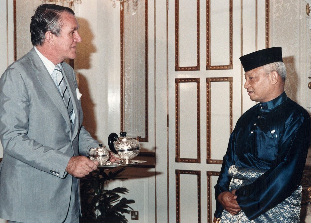 Malcolm Fraser exchanging a gift with the King of Malaysia in Kuala Lumpur,