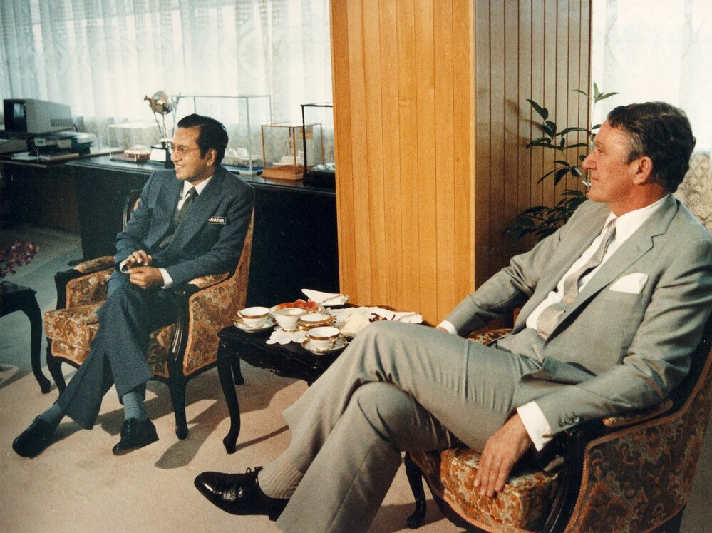 Malcolm Fraser and the Malaysian Prime Minister Mahathir Mohamad meeting together in Kuala Lumpur, Malaysia.