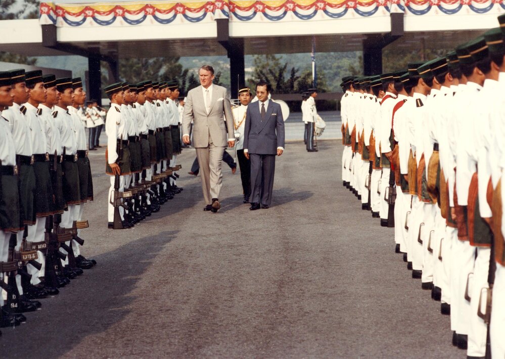Malcolm Fraser and the Malaysian Prime Minister Mahathir Mohamad walking together in Kuala Lumpur.