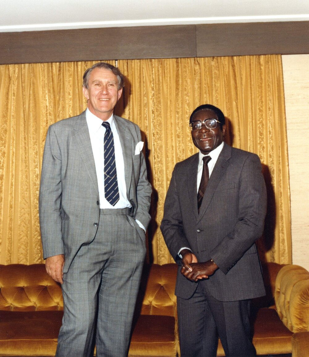 Malcolm Fraser with the Prime Minister of Zimbabwe Robert Mugabe at the Commonwealth Heads of Government Meeting in Melbourne.