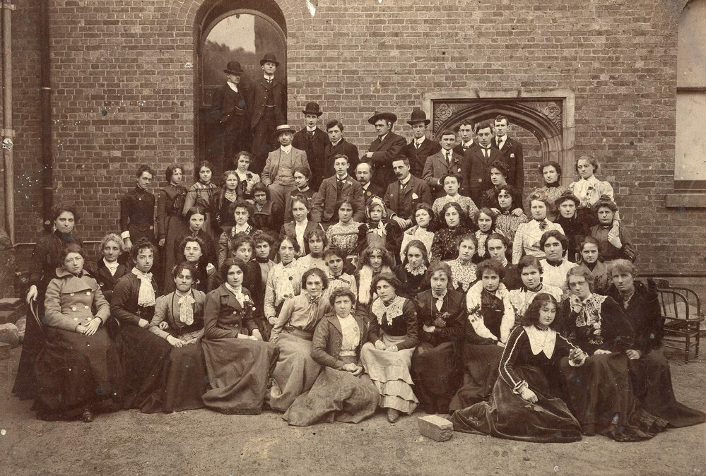 A large group of students at the National Gallery of Victoria Art School in 1901.
