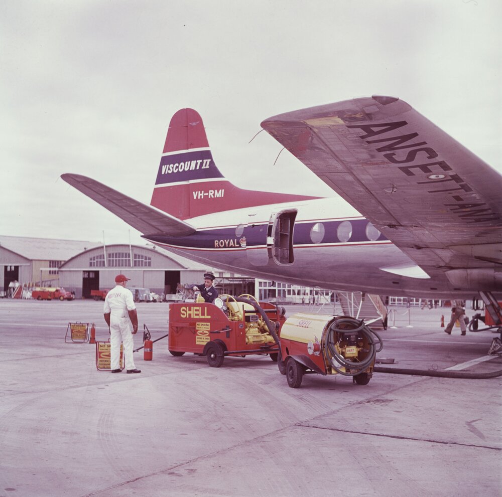 Aircraft refuellers using Shell pumping equipment