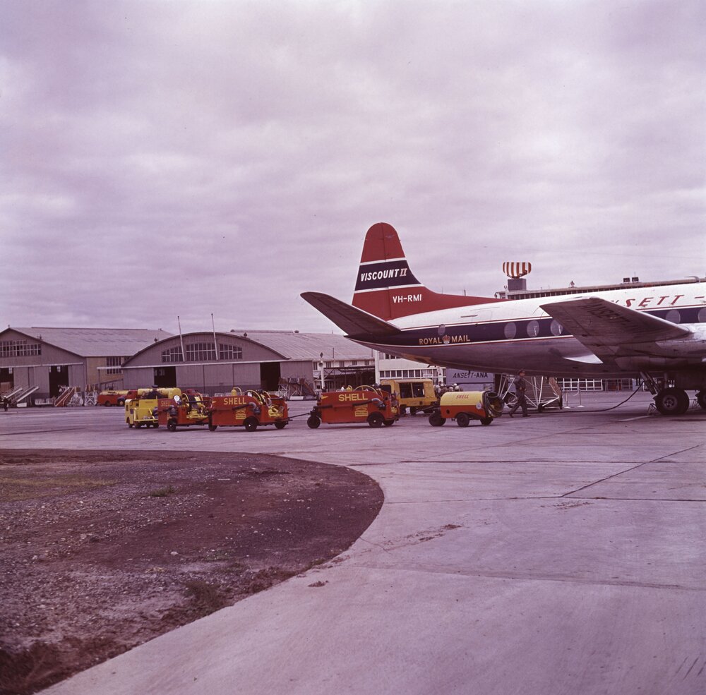 Aircraft refuellers using Shell pumping equipment