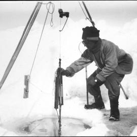Nelson with reversing thermometers, December 24th 1911
