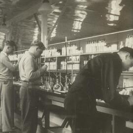 Students' working in laboratory at Mildura branch, University of Melbourne, 1947-1949.