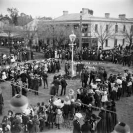An intersection in Benalla crowded with people celebrating the coronation of King George 5th.