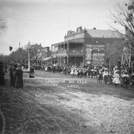 A street parade of children through the centre of Benalla to celebrate the coronation of King George 5th.