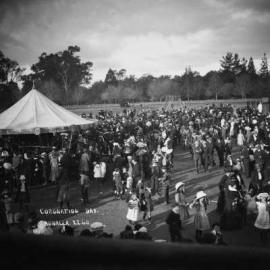 A public gathering in a large park in Benalla to celebrate the coronation of King George 5th.