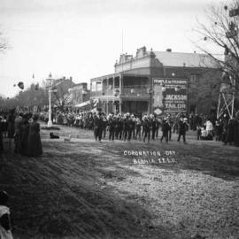 A street parade through the centre of Benalla, led by a brass band, to celebrate the coronation of King George 5th.