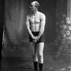 An unidentified man demonstrating a callisthenic pose.