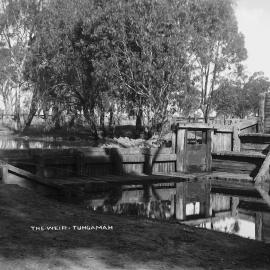 Weir with sluice gate on the Boosey Creek, Tungamah.