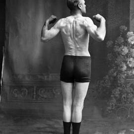 An unidentified man demonstrating a callisthenic pose.