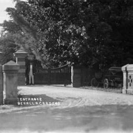 The approach to the entrance gates at to the Benalla Botanical Gardens.
