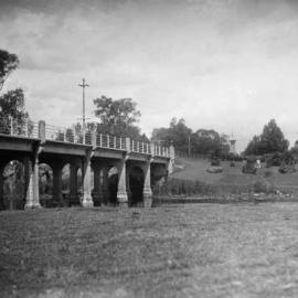 Public gardens and the reinforced concrete road bridge over the Broken River at Benalla.