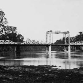 A centre lift bridge over the Darling River at Wentworth, N.S.W.