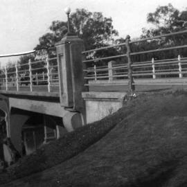 The concrete road bridge over the Broken River at Benalla.