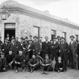 Group of men posed outside Grimmer’s Campbellfield Hotel.