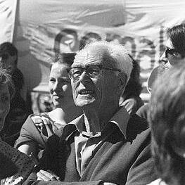 Tom Hills at U.S. warship protest, Station Pier, October 1986.