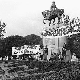 Greenpeace banner at Persian Gulf war protest march, 18 January 1991.