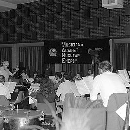 George Dreyfus conducts the Melbourne Symphony Orchestra.