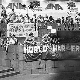 "World war free" banner at the second Persian Gulf war protest march, 25 January 1991.