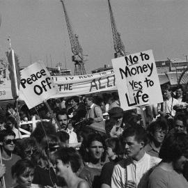 Banners at U.S. warship protest, Station Pier, October 1986.