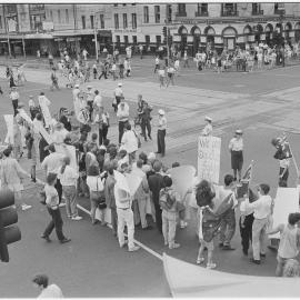 Pro-war supporters line up across Swanston Street waiting for the Persian Gulf war protest marchers to arrive, 25 January 1991.