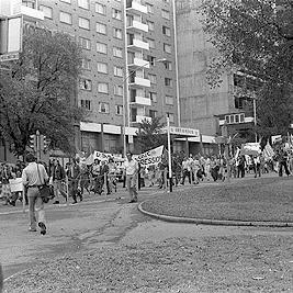 Anti-Vietnam war march, marchers leaving the Treasury Gardens