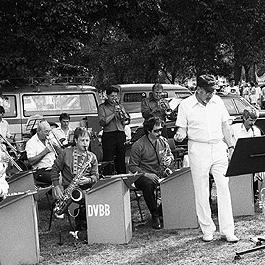 Cal Martin and his Diamond Valley Big Band at the People for Nuclear Disarmament (PND) Palm Sunday rally, April 1987.
