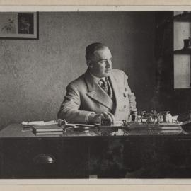 [Russell Grimwade at desk] Flinders Lane [office, Melbourne]