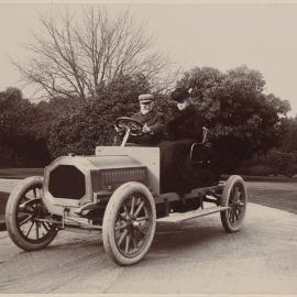 Frederick and Jessie Grimwade in automobile
