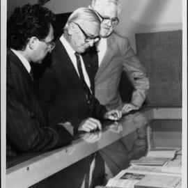 University Library. Presentation of Yiddish Book collection to the Baillieu Library. Apr 1989