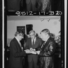 Blainey, Prof Geoffrey (left in B19) and others. Arts Faculty. 17 Dec 1985