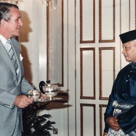 Malcolm Fraser exchanging a gift with the King of Malaysia in Kuala Lumpur,