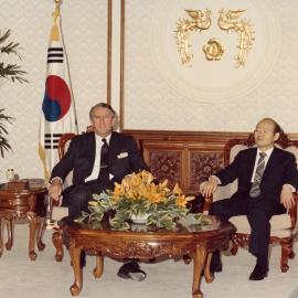 Malcolm Fraser with the South Korean Prime Minister Yoo Chang-Soon.