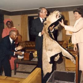Malcolm and Tamie Fraser appreciating a gift from the President of Malawi at the Commonwealth Heads of Government Meeting in Melbourne.