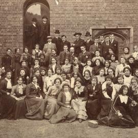 A large group of students at the National Gallery of Victoria Art School in 1901.