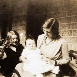 Malcolm Fraser with his mother Una and older sister Lorraine.